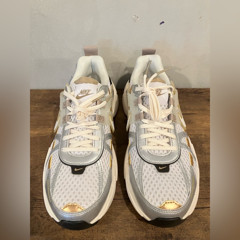 Nike V2K Run
Khaki Metallic Silver (Women's) - Picture 6 of 8